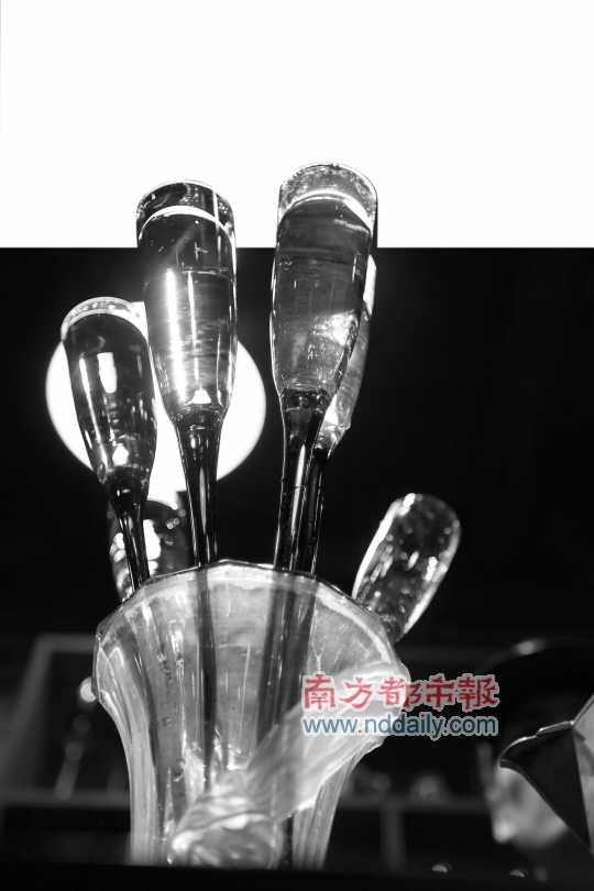 調(diào)制好的雞尾酒倒在造型奇特的玻璃杯中。