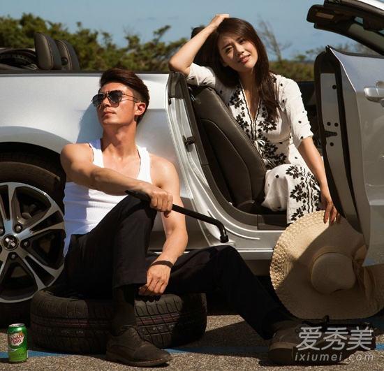 白色連衣裙配黑色花紋，個(gè)性優(yōu)雅