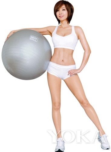 這個(gè)辣姐已經(jīng)是46歲超高齡啦，看人家的鉆石型小腹