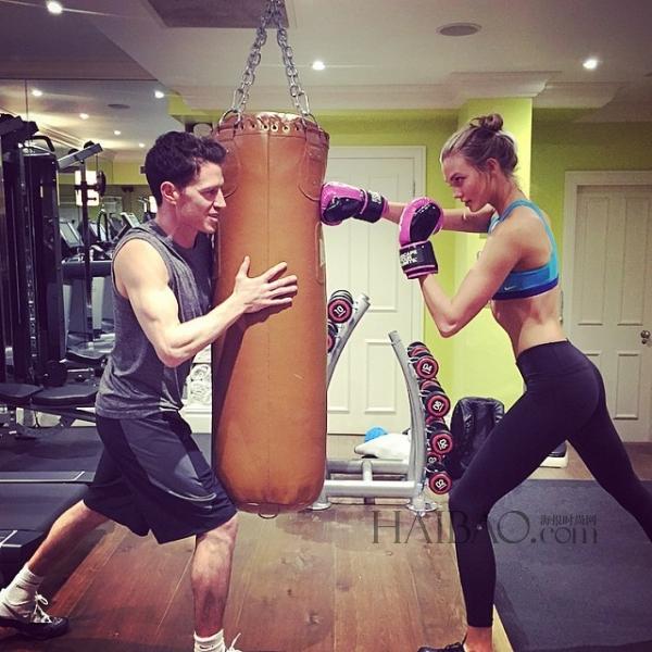 超?？ɡ颉た藙谒?(Karlie Kloss) 近期健身私照