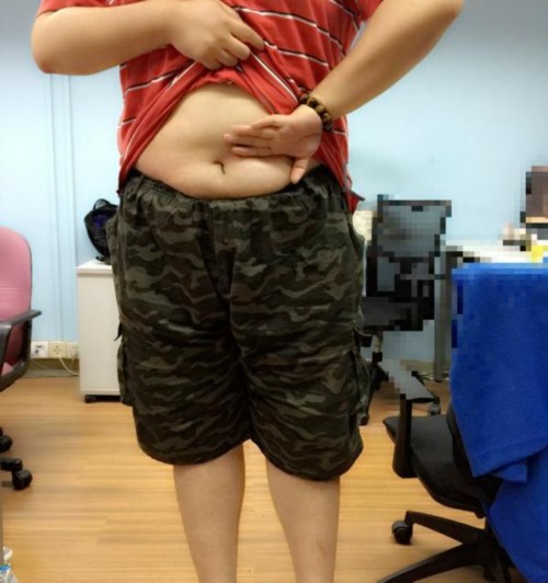 反手摸肚臍，逗b示范哈哈......