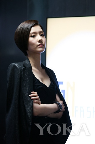 申映畫(huà)是極具事業(yè)心的富家小姐，造型簡(jiǎn)約干練，面料質(zhì)地上乘