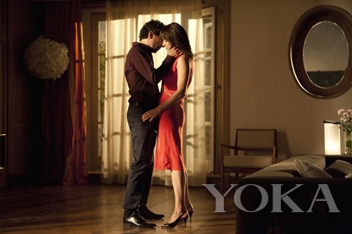 基本款用漿果色散發(fā)女人味，腰間的獨(dú)特設(shè)計(jì)更添風(fēng)情