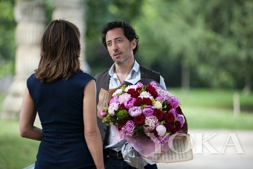 背影的完美同樣重要，衣服上的橫紋說(shuō)明太緊繃、手肘處的橫紋說(shuō)明肌質(zhì)老化。