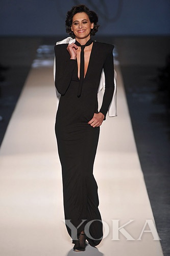 纖細(xì)的領(lǐng)帶既融于服裝，又升華造型