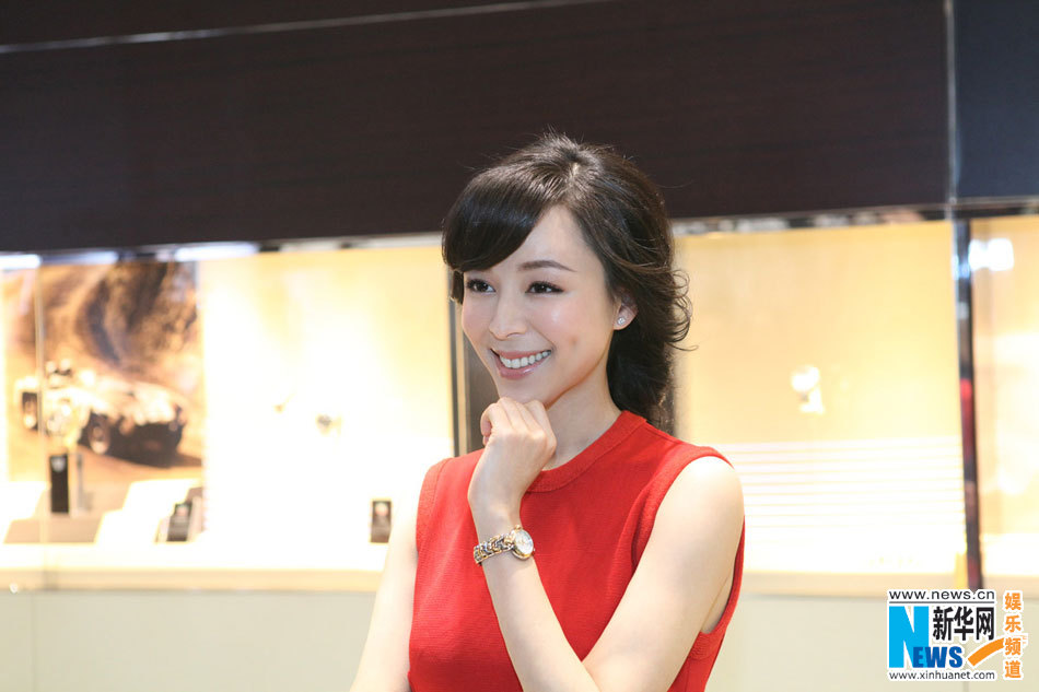 張靜初中國風(fēng)紅裙亮相 嬌艷俏麗笑容甜美楚楚動(dòng)人