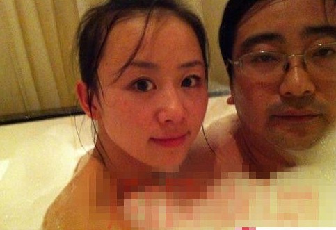 女主播紀(jì)某與國(guó)家檔案局官員范某。