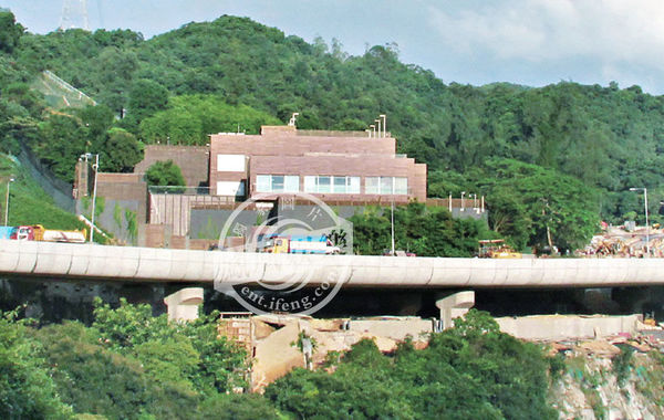 據(jù)悉，“皇宮”有3層高、分前后兩座大宅。前座兩層是邢家的游樂場，地下一層分別設有室外及室內(nèi)泳池，