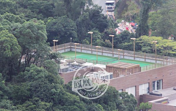 林青霞1994年6月29日嫁給香港商人邢李源，淡出影壇。林青霞婚后樂于相夫教女，其丈夫于2010年退