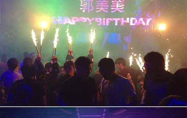 2013年6月16日下午，郭美美在網(wǎng)上曬出一組慶生照。通過(guò)照片可以看出，酒吧的巨大舞池中燃放焰火
