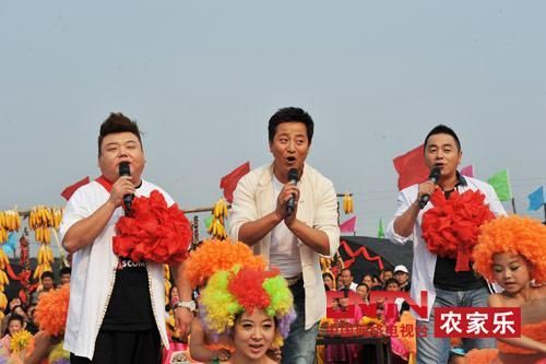 央視7套《鄉(xiāng)村大世界》節(jié)目主持人，左一為劉剛