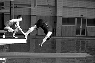 田亮正在給陳光標(biāo)把關(guān)、塑形。