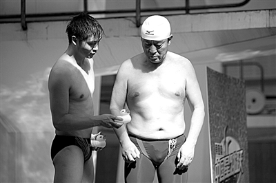 田亮給牛群解釋小鴨子的用途。