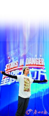 俞灝明以一個(gè)干凈利落的動(dòng)作從3米臺(tái)一躍而下。