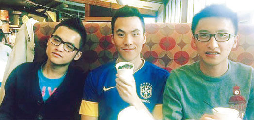 何猷啟在微博上載他在波士頓讀書的照片，與同學的生活很普通