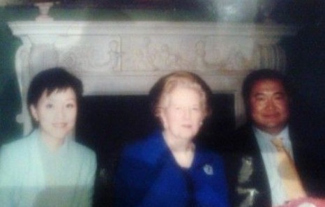 楊瀾丈夫公布與撒切爾夫人合影。