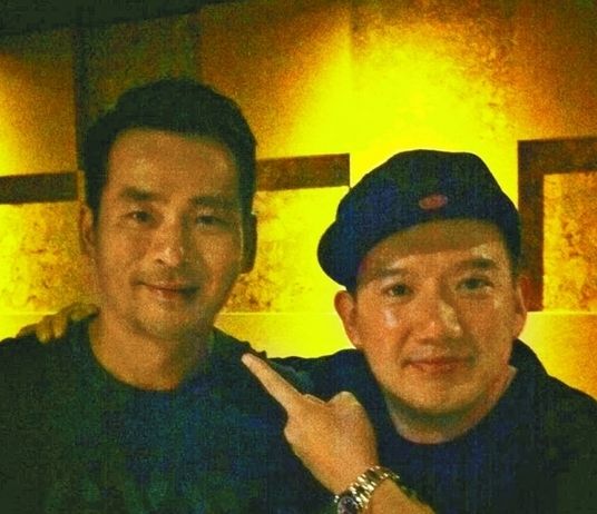 周焯華作為《低俗喜劇》投資人，與男主角杜汶澤合照。