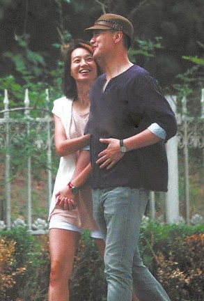 朱丹與神秘男友牽手亮相。