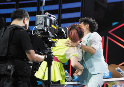 林志穎遭女選手強(qiáng)吻 林志穎遭女選手強(qiáng)吻