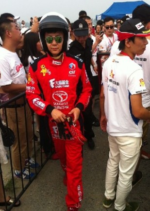 李晨撞車后看起來(lái)并無(wú)大礙，調(diào)整狀態(tài)繼續(xù)比賽。