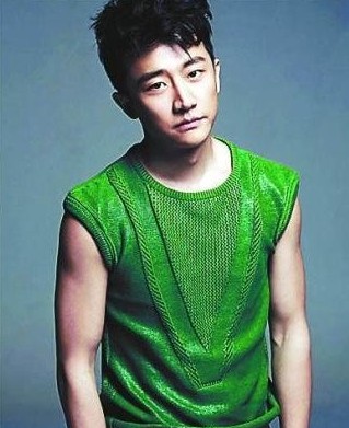 黃軒說起緋聞爆發(fā)的一剎那，語氣里還有點(diǎn)憤憤然。