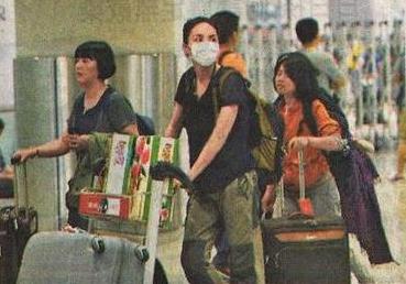 一身樸素打扮的王菲推桃回京。