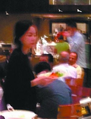 王菲在印度被網(wǎng)友偶遇。