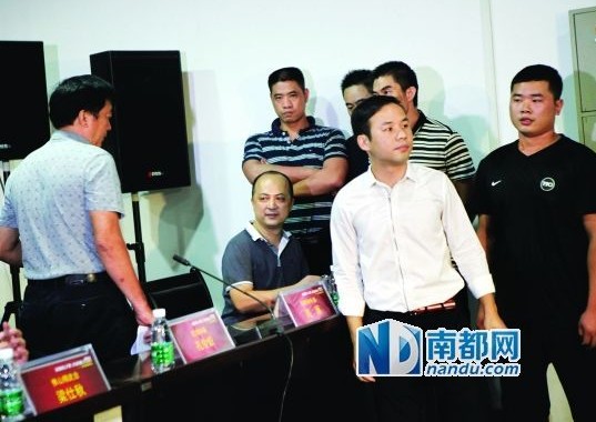 佛山精武會(huì)會(huì)長(zhǎng)梁旭輝在弟子保護(hù)下來(lái)到現(xiàn)場(chǎng)。