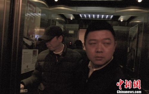 馮小剛(左)與一男子現(xiàn)身酒店(羅攀 耿慶源攝) 馮小剛(左)與一男子現(xiàn)身酒店(羅攀 耿慶源攝)
