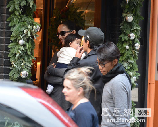 吳彥祖攜帶妻女外出逛街，小寶貝萌態(tài)十足。