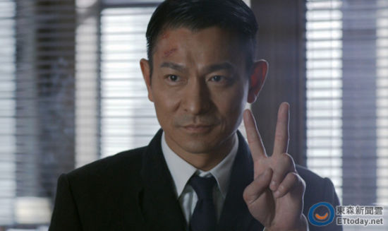 媒體爆料17年前華仔拍戲踢壞直升機(jī)。