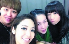 侯佩岑（中）14日在微博公開(kāi)近照，被粉絲看出臉變圓。