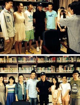 李詠與學生合影 李詠與學生合影