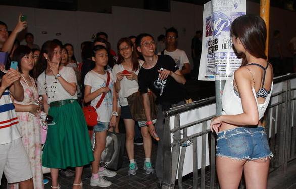 嫩模仙樂都性感著裝惹大叔圍觀，無懼與馬來西亞美女比身材。