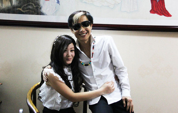 近日，55歲的鄧建國攜新女友恩愛現(xiàn)身，不但大曬甜蜜私密生活照，還在人前勾肩搭背大秀恩愛。