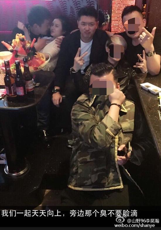 田源朋友辟謠稱左側(cè)抱著女子親吻的是田源的發(fā)小，女子的男友。