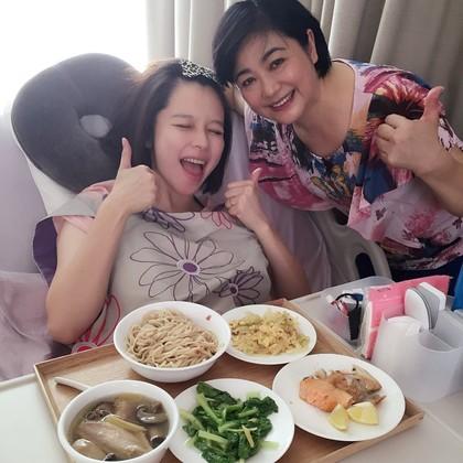 徐若瑄曬孕肚照笑稱褲子需改穿“XL”(圖) 徐若瑄曬孕肚照笑稱褲子需改穿“XL”(圖)