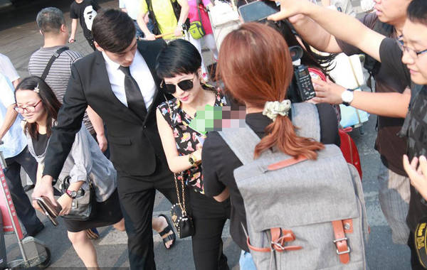 2015年7月6日，北京，陶喆前任楊子晴現(xiàn)身首都機場。剛一出來就遭到媒體圍堵，問及7號陶喆會有反駁證據(jù)