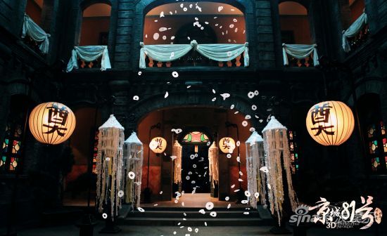 冥婚當(dāng)夜，霍家大院招魂幡隨風(fēng)擺動(dòng)，漫天冥幣飛舞