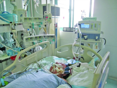 每天愛豪飲的廚師把自己喝成“牛奶血”了。