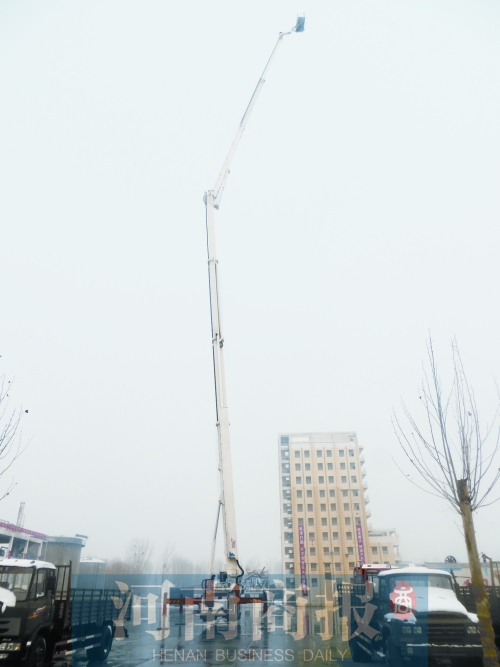 “巨無(wú)霸”消防車(chē)來(lái)鄭 “巨無(wú)霸”消防車(chē)來(lái)鄭