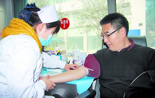 雪地里，百余名醫(yī)護人員獻(xiàn)血救急