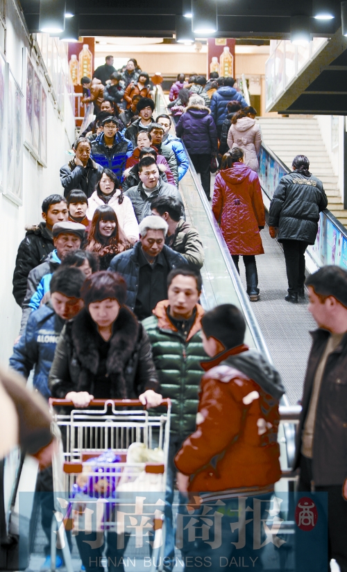 春節(jié)期間，鄭州各商超人流如織