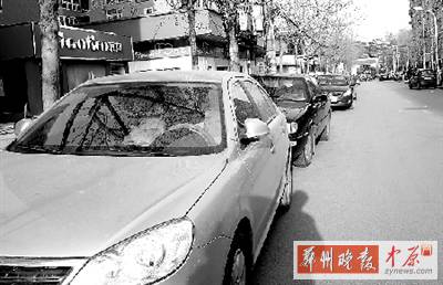 友愛路，路邊停了一排車，本來不寬的路就變得更窄了。