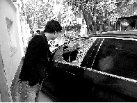 有個人晃了一圈后，寶馬、現(xiàn)代、越野的車窗都“長”出大窟窿