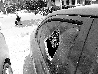 有個人晃了一圈后，寶馬、現(xiàn)代、越野的車窗都“長”出大窟窿