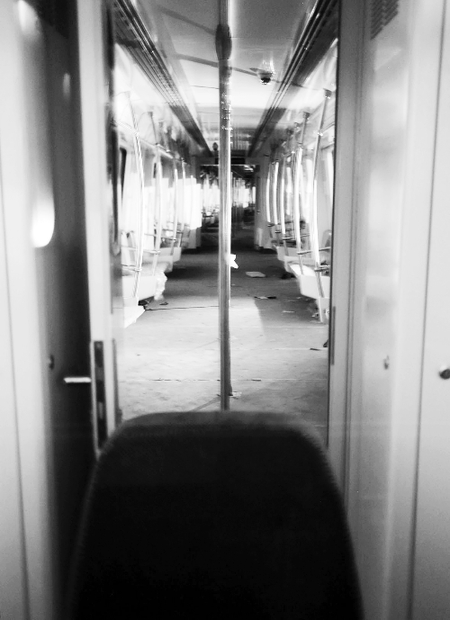 透過擋風玻璃，依稀能看到車廂內(nèi)的樣子