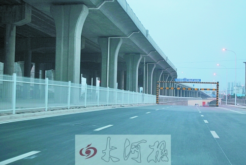 下穿隧道限高3米，不影響公交車通行。