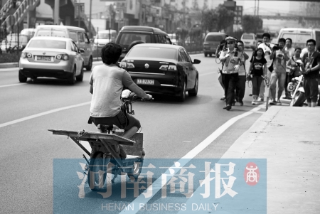 剛駛出隧道口，騎電動車的他被交警攔下 邱曉峰/攝