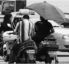 昨日，鄭州市鄭州花園路與農業(yè)路交叉口，電動車裝傘埋下安全隱患